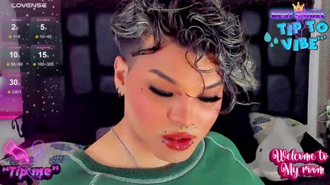 Snapshot of jujubee_lander chatting on December 12, 1:49 pm Jujubee online show from December 12, 1:49 pm