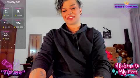 Snapshot of jujubee_lander chatting on December 14, 7:25 pm Jujubee online show from December 14, 7:25 pm