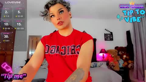 Snapshot of jujubee_lander chatting on December 10, 1:33 pm Jujubee online show from December 10, 1:33 pm