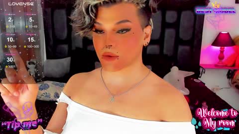 Snapshot of jujubee_lander chatting on December 17, 1:16 pm Jujubee online show from December 17, 1:16 pm