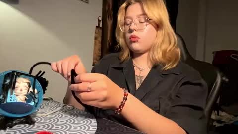 Elvia online show from March 2, 2:13 pm