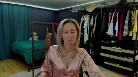 julia__cherry_ online show from April 8, 4:21 pm