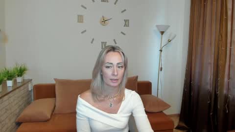 julia__cherry_ online show from January 8, 10:48 am