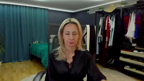 julia__cherry_ online show from March 18, 3:29 pm
