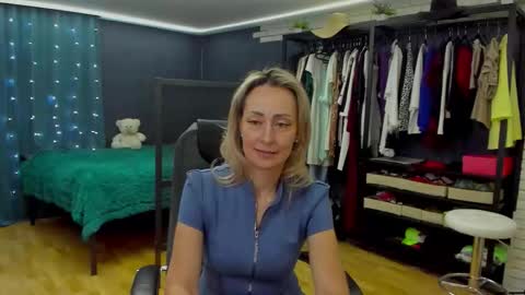 julia__cherry_ online show from December 17, 4:36 pm