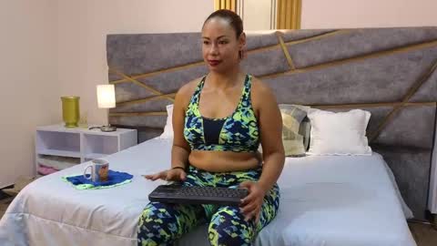 Julia Gomes online show from February 27, 7:15 pm