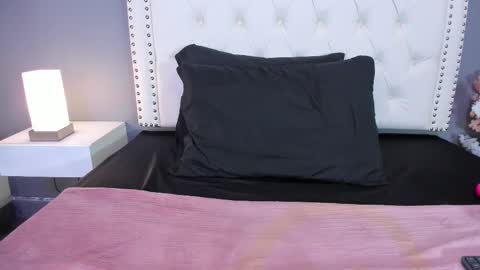 J U L IA   M A R T I N E Z online show from October 17, 11:58 am