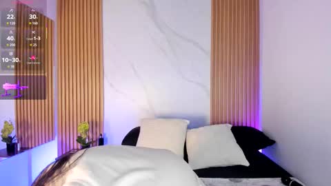 J U L IA   M A R T I N E Z online show from February 24, 11:35 am