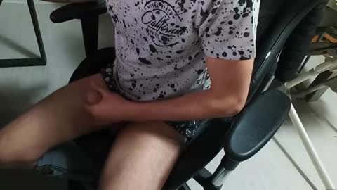 julia_official online show from April 15, 7:58 pm