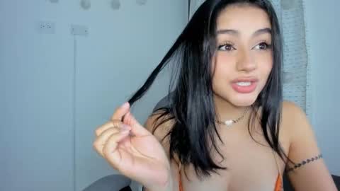 julia_strauns online show from February 12, 5:37 am