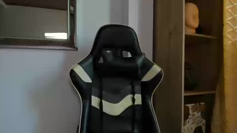 julian_wallace online show from March 14, 5:39 pm