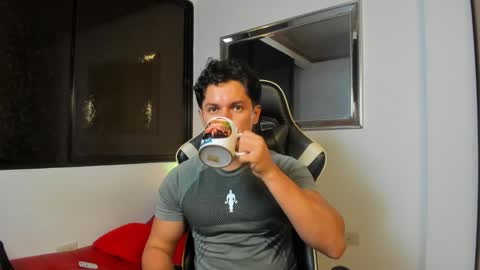 julian_wallace online show from February 26, 1:20 am