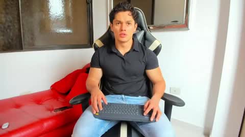 julian_wallace online show from March 17, 2:11 pm