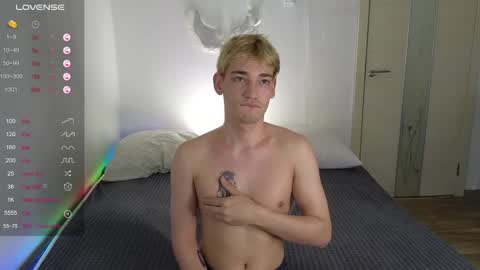 julian_win online show from April 28, 1:14 am