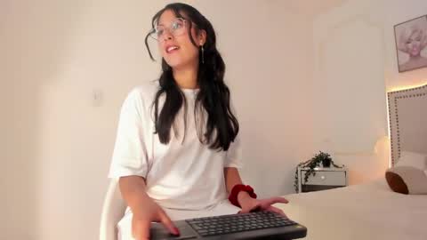 juliee_ross online show from April 28, 12:31 pm