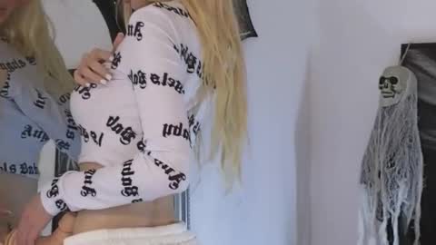 Julia online show from October 31, 12:33 am