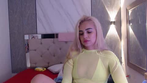 julieta__fox_ online show from March 3, 7:37 am
