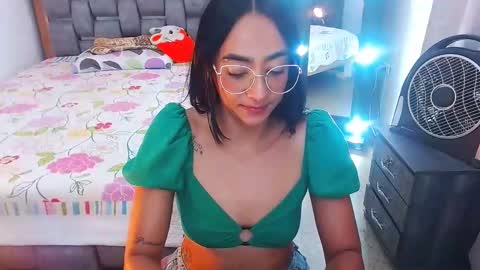 Snapshot of julieta_art1 chatting on February 17, 10:27 pm julieta art1 online show from February 17, 10:27 pm