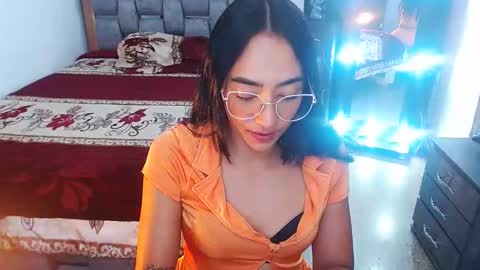 Snapshot of julieta_art1 chatting on February 21, 10:26 pm julieta art1 online show from February 21, 10:26 pm