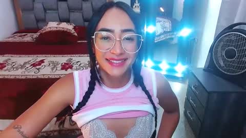Snapshot of julieta_art1 chatting on February 20, 10:04 pm julieta art1 online show from February 20, 10:04 pm