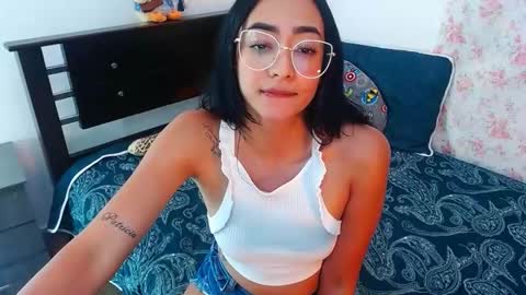 Snapshot of julieta_art1 chatting on December 23, 12:03 am julieta art1 online show from December 23, 12:03 am