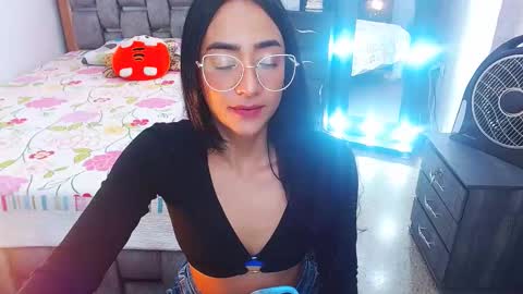 Snapshot of julieta_art1 chatting on February 13, 10:33 pm julieta art1 online show from February 13, 10:33 pm