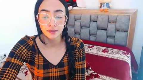 Snapshot of julieta_art1 chatting on February 22, 10:42 pm julieta art1 online show from February 22, 10:42 pm