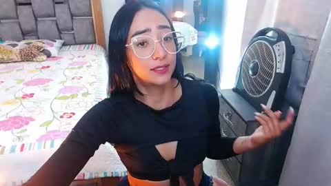 Snapshot of julieta_art1 chatting on February 2, 12:30 am julieta art1 online show from February 2, 12:30 am