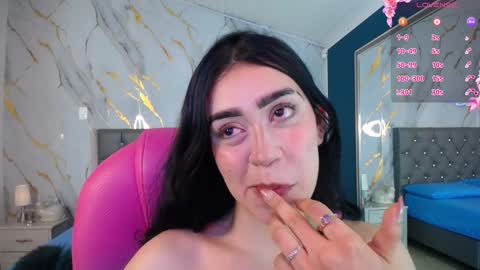 Snapshot of julieta_de_los_angeles chatting on February 18, 10:05 am Julieta online show from February 18, 10:05 am
