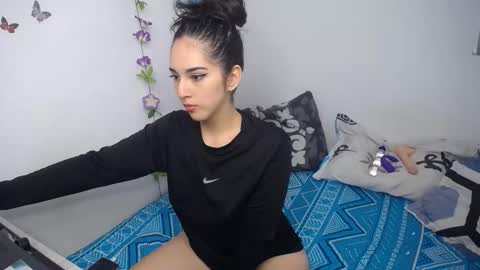 Julieta  Hass online show from December 14, 7:31 pm