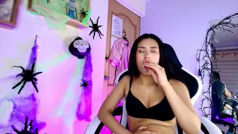 juli online show from October 24, 1:39 am