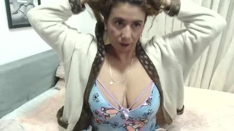 Snapshot of juliialove_ chatting on December 19, 3:29 am Juliia online show from December 19, 3:29 am