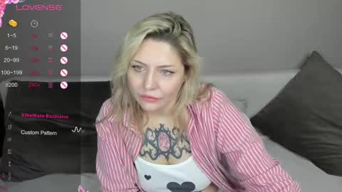 Snapshot of jully_rox chatting on February 10, 8:42 am Jully online show from February 10, 8:42 am