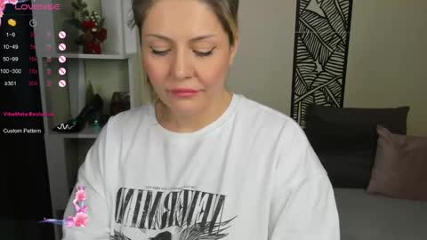 Snapshot of jully_rox chatting on December 9, 5:07 am Jully online show from December 9, 5:07 am