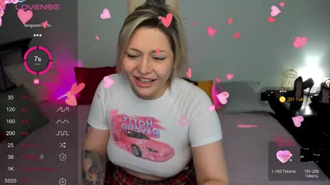 Snapshot of jully_rox chatting on February 26, 12:16 pm Jully online show from February 26, 12:16 pm