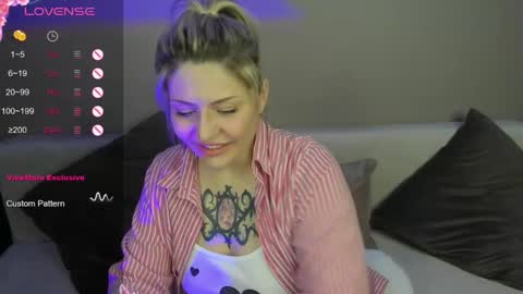 Snapshot of jully_rox chatting on February 9, 10:09 am Jully online show from February 9, 10:09 am