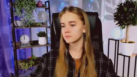 junewoods online show from December 17, 6:20 am