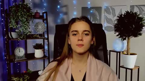 junewoods online show from December 19, 1:17 pm