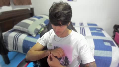Snapshot of justin_stark1 chatting on December 4, 11:08 pm Diego online show from December 4, 11:08 pm