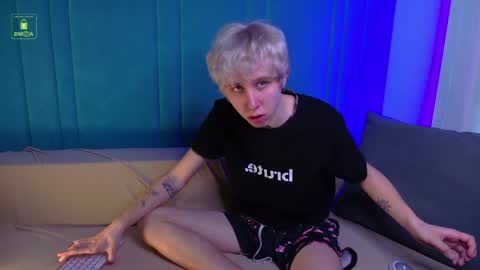 justTEEN online show from May 7, 10:22 am