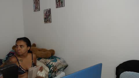 Snapshot of kammy_cami chatting on September 11, 9:27 pm kammy y camila online show from September 11, 9:27 pm