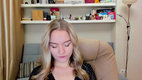 Snapshot of kara_smith_ chatting on December 1, 9:28 pm Kara. Off from 15th till 24th of December online show from December 1, 9:28 pm