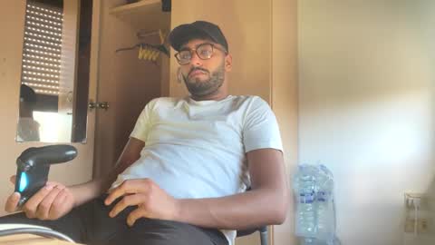 Snapshot of karim03larbi chatting on January 12, 12:33 pm karim03larbi online show from January 12, 12:33 pm