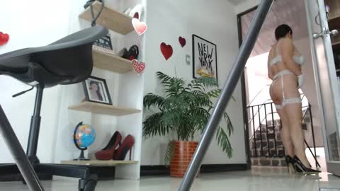 Snapshot of karinbellee chatting on February 15, 2:11 pm Karin online show from February 15, 2:11 pm