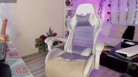 Snapshot of karol_elegance_ chatting on March 12, 5:07 pm karol online show from March 12, 5:07 pm