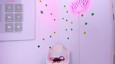 Snapshot of katey_curvy01 chatting on December 17, 12:45 am katey Curvy01 online show from December 17, 12:45 am