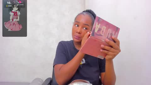 Snapshot of katherin_cruzz chatting on December 17, 12:00 pm katherin online show from December 17, 12:00 pm
