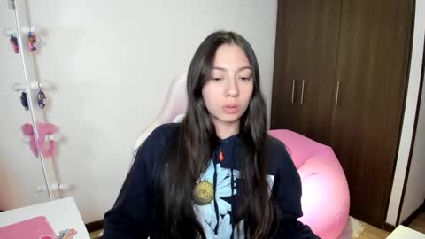 Snapshot of katrinrosex chatting on December 3, 12:19 am Katrin online show from December 3, 12:19 am