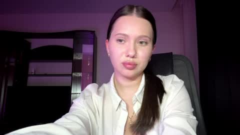 Elizabeth online show from June 3, 8:03 pm