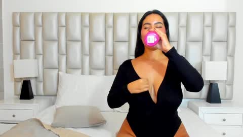Snapshot of katy_and_paola chatting on February 4, 1:45 am katy blonde girl and paola big boobs online show from February 4, 1:45 am